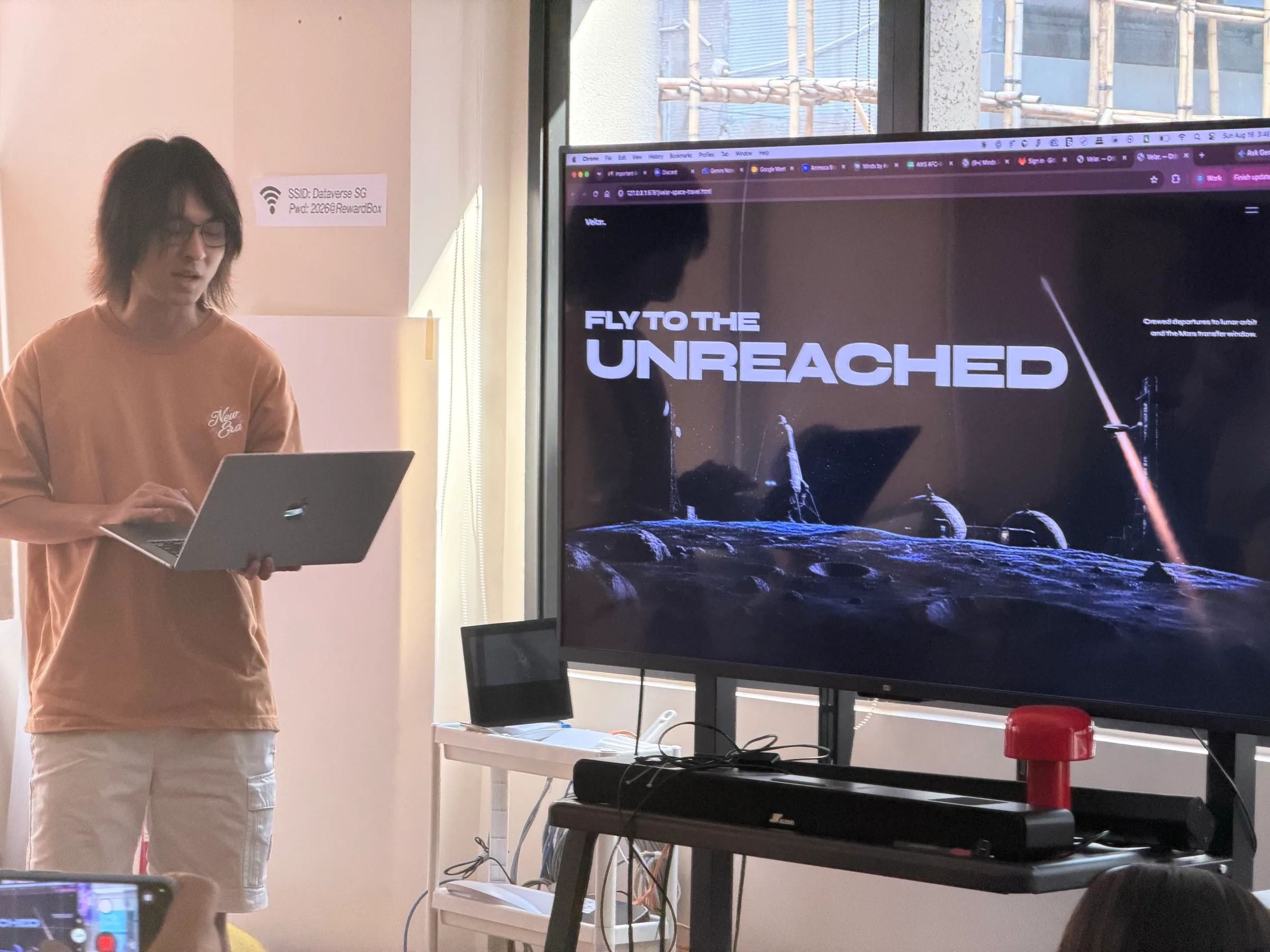 Участник, представляющий захватывающий веб-опыт во время семинара OpenDesign в Гонконге.