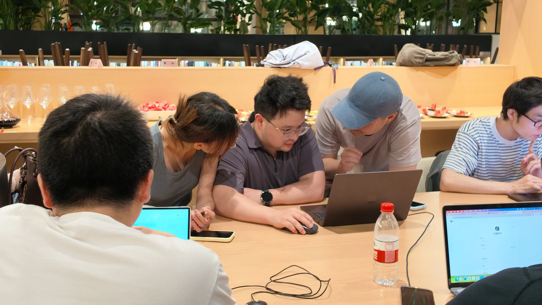 Participantes que comparan el trabajo y se ayudan unos a otros en el taller OpenDesign Shanghai.