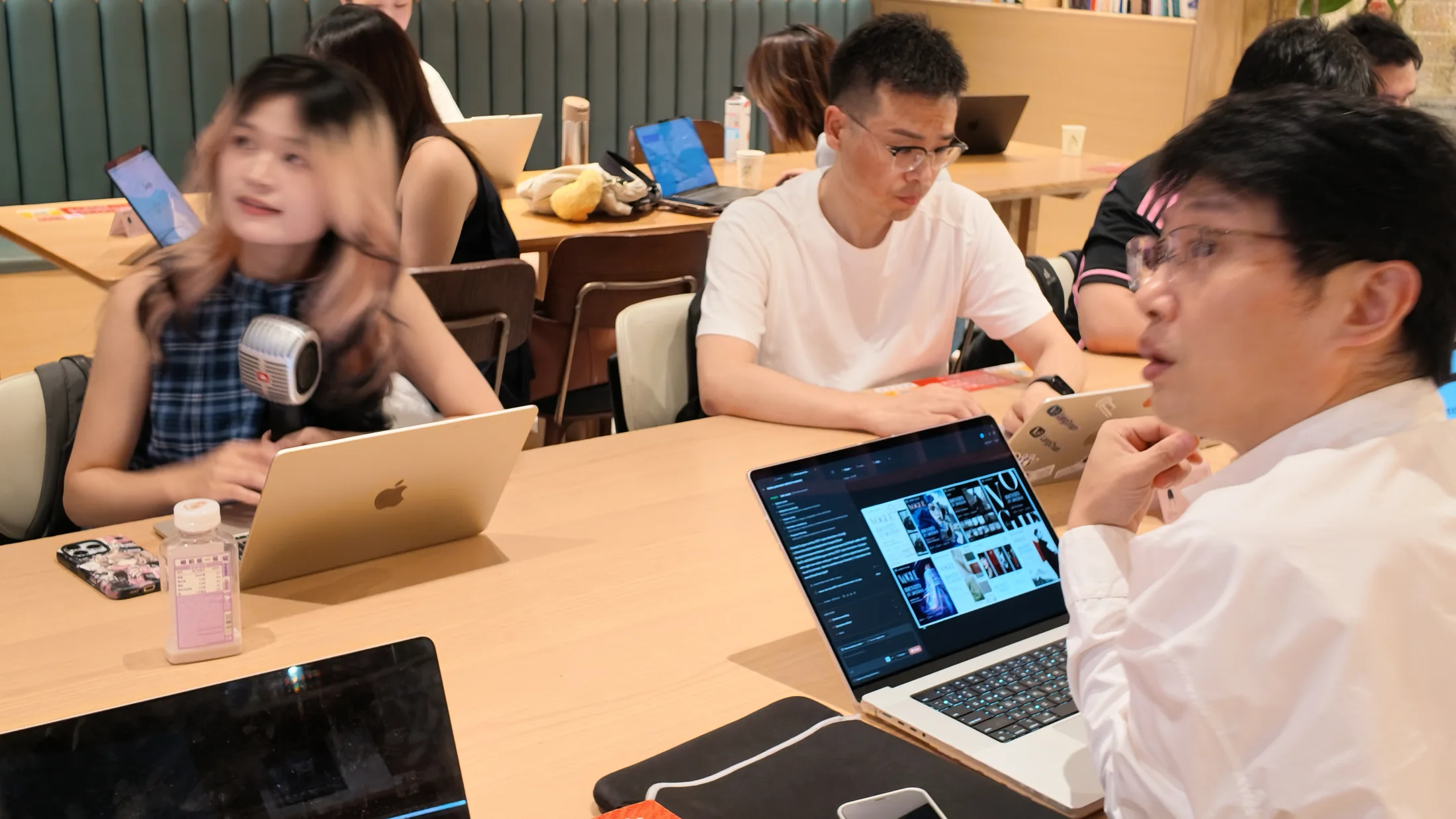 Los participantes construyen sus propios proyectos durante la porción práctica del taller de Shanghai.