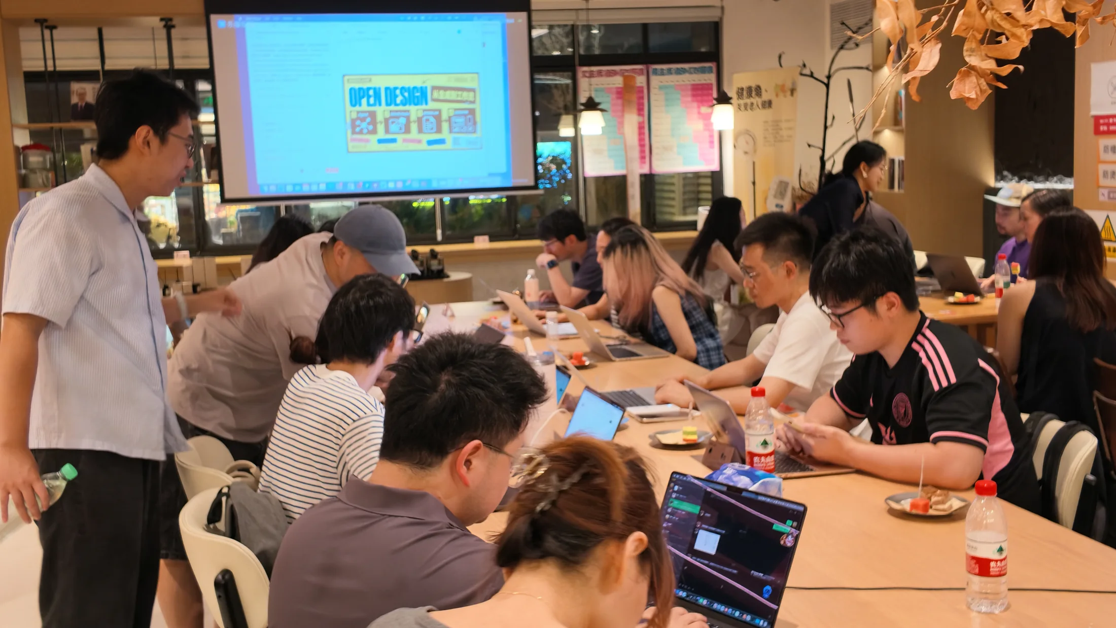 Los participantes siguiendo un tutorial de AI PPT paso a paso durante el taller de Shanghai.